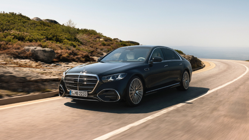 2027 Mercedes S-Serisi: Ahşap gitti, ekranlar ve sürpriz V8 geldi!
